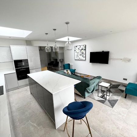 3 Cosy Homes Walking Distance To Mall With Parking Available To Book Separately 3 Bed House Or 1 Bed Apartment Or Studio London Kültér fotó