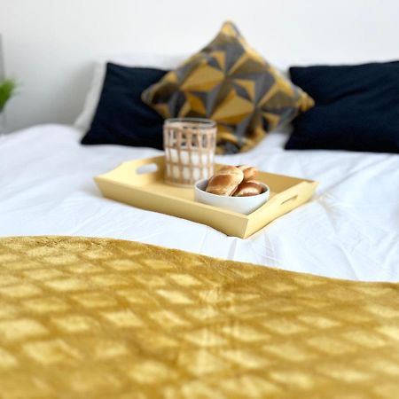 3 Cosy Homes Walking Distance To Mall With Parking Available To Book Separately 3 Bed House Or 1 Bed Apartment Or Studio London Kültér fotó