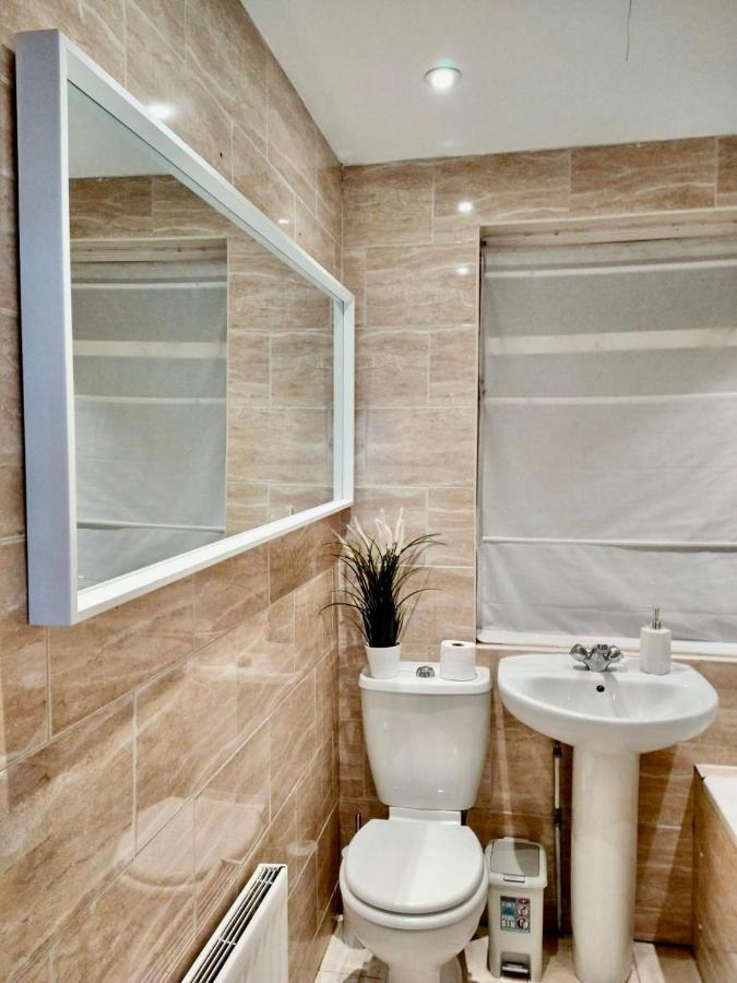 3 Cosy Homes Walking Distance To Mall With Parking Available To Book Separately 3 Bed House Or 1 Bed Apartment Or Studio London Kültér fotó