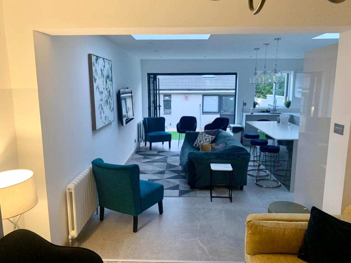 3 Cosy Homes Walking Distance To Mall With Parking Available To Book Separately 3 Bed House Or 1 Bed Apartment Or Studio London Kültér fotó