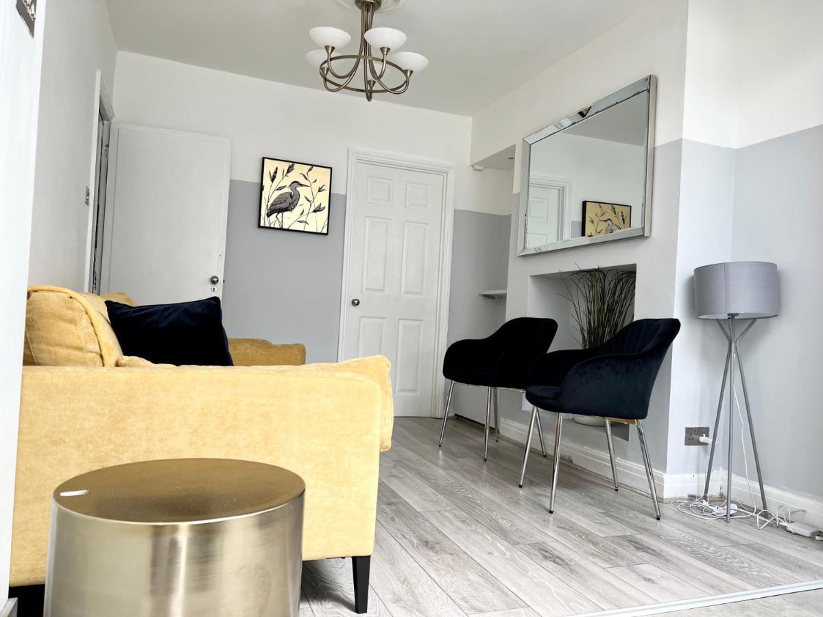 3 Cosy Homes Walking Distance To Mall With Parking Available To Book Separately 3 Bed House Or 1 Bed Apartment Or Studio London Kültér fotó