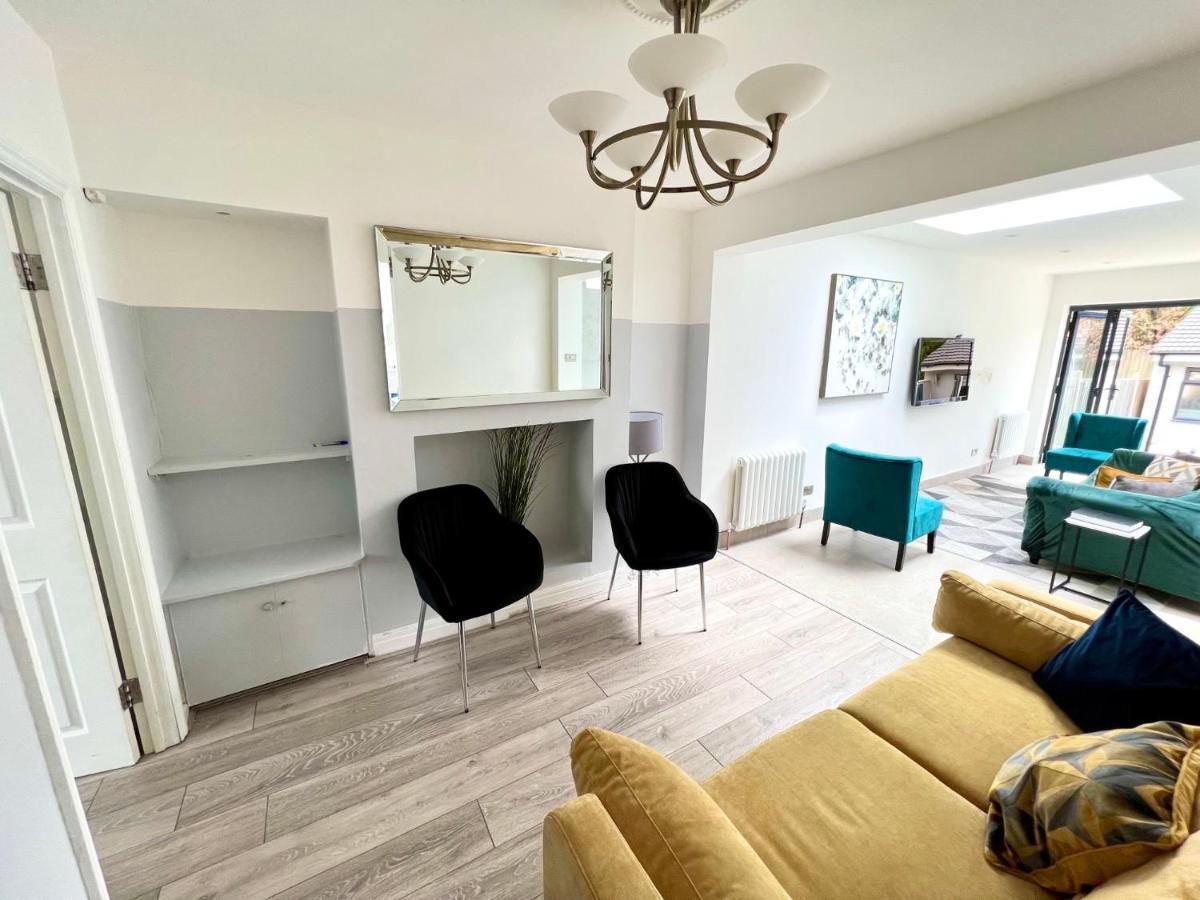 3 Cosy Homes Walking Distance To Mall With Parking Available To Book Separately 3 Bed House Or 1 Bed Apartment Or Studio London Kültér fotó