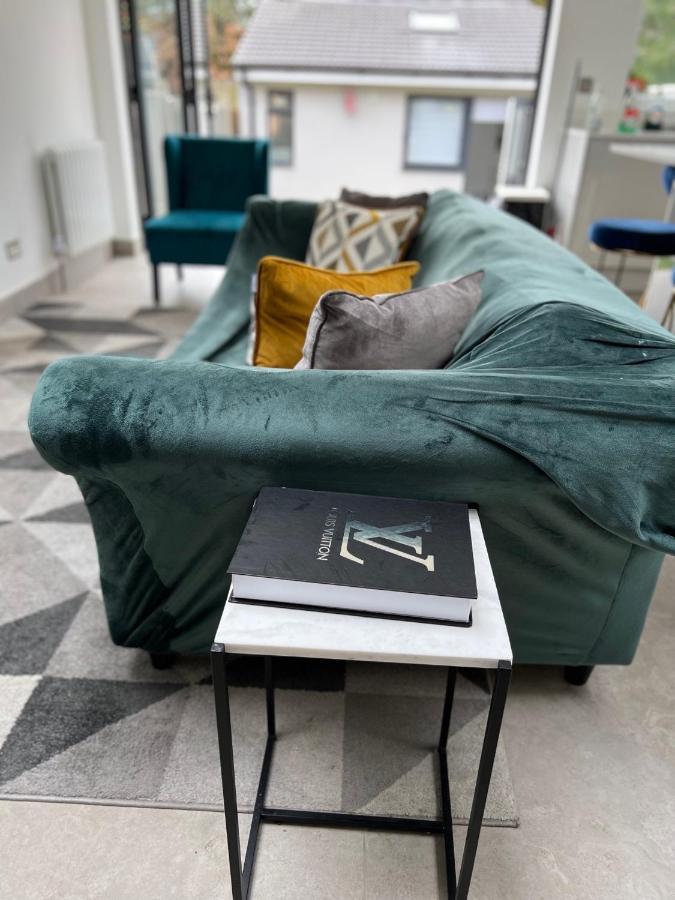 3 Cosy Homes Walking Distance To Mall With Parking Available To Book Separately 3 Bed House Or 1 Bed Apartment Or Studio London Kültér fotó