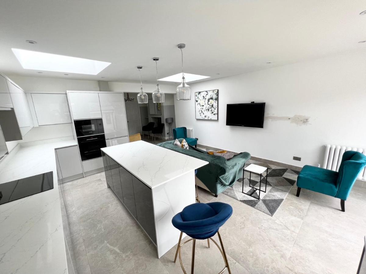 3 Cosy Homes Walking Distance To Mall With Parking Available To Book Separately 3 Bed House Or 1 Bed Apartment Or Studio London Kültér fotó