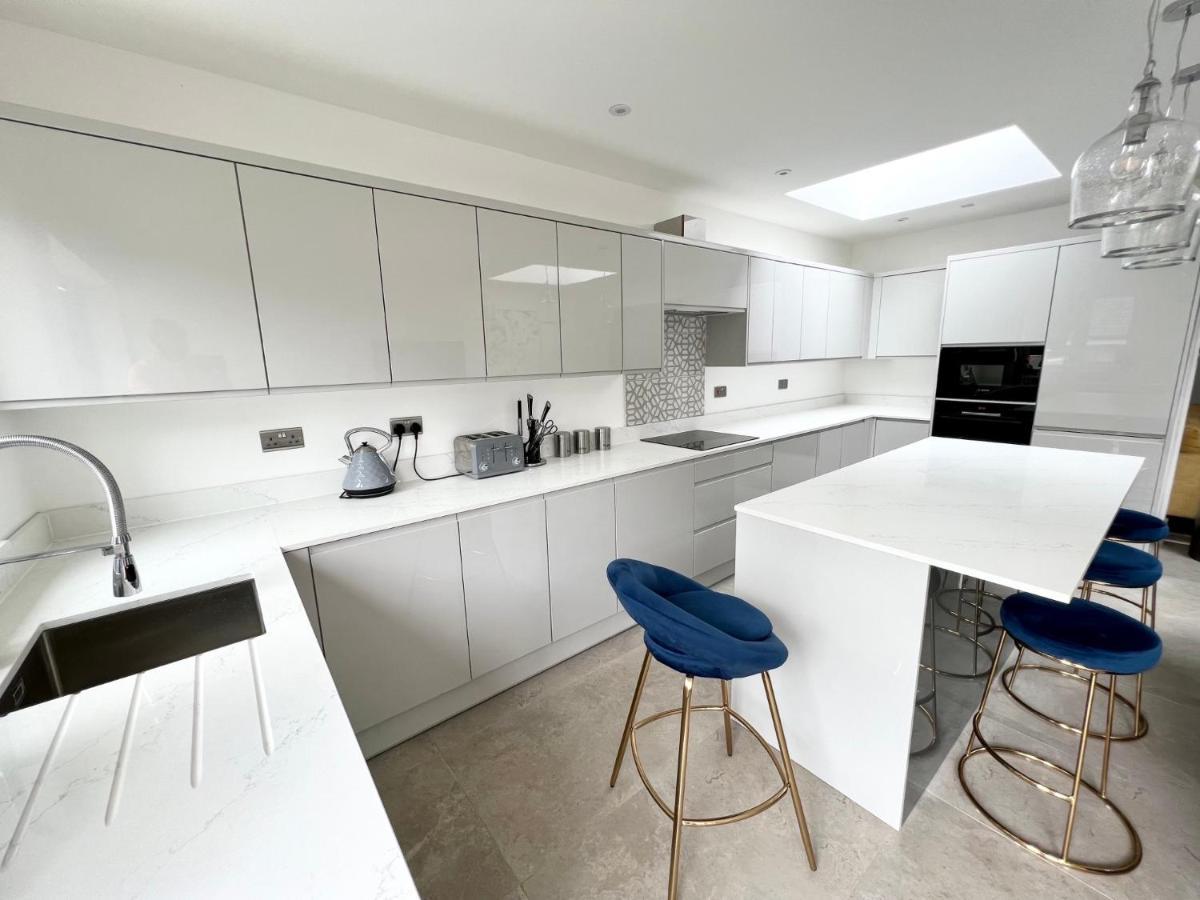 3 Cosy Homes Walking Distance To Mall With Parking Available To Book Separately 3 Bed House Or 1 Bed Apartment Or Studio London Kültér fotó