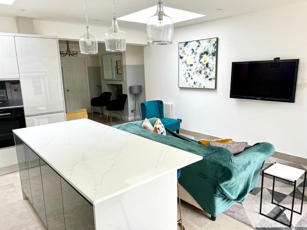 3 Cosy Homes Walking Distance To Mall With Parking Available To Book Separately 3 Bed House Or 1 Bed Apartment Or Studio London Kültér fotó