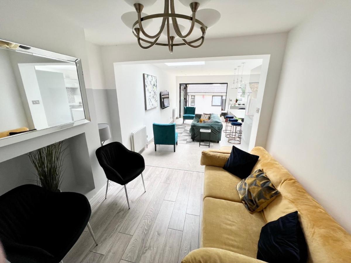 3 Cosy Homes Walking Distance To Mall With Parking Available To Book Separately 3 Bed House Or 1 Bed Apartment Or Studio London Kültér fotó