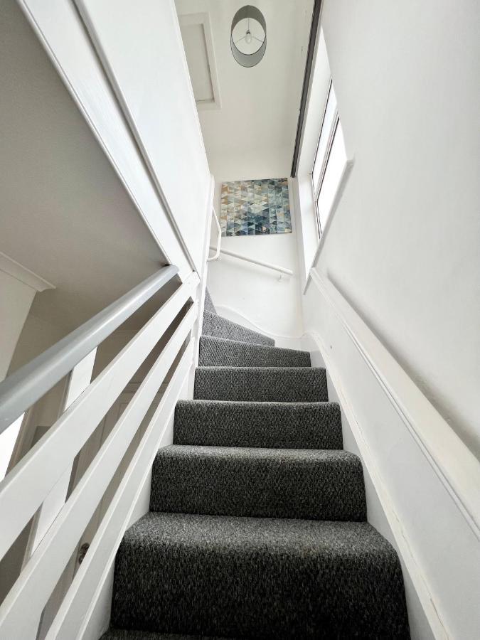 3 Cosy Homes Walking Distance To Mall With Parking Available To Book Separately 3 Bed House Or 1 Bed Apartment Or Studio London Kültér fotó