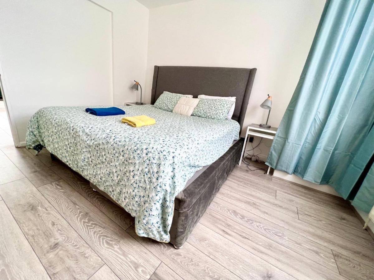 3 Cosy Homes Walking Distance To Mall With Parking Available To Book Separately 3 Bed House Or 1 Bed Apartment Or Studio London Kültér fotó