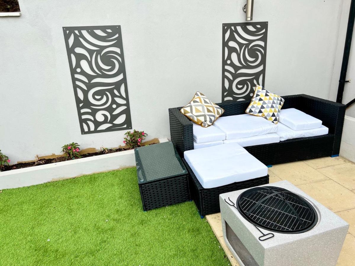 3 Cosy Homes Walking Distance To Mall With Parking Available To Book Separately 3 Bed House Or 1 Bed Apartment Or Studio London Kültér fotó
