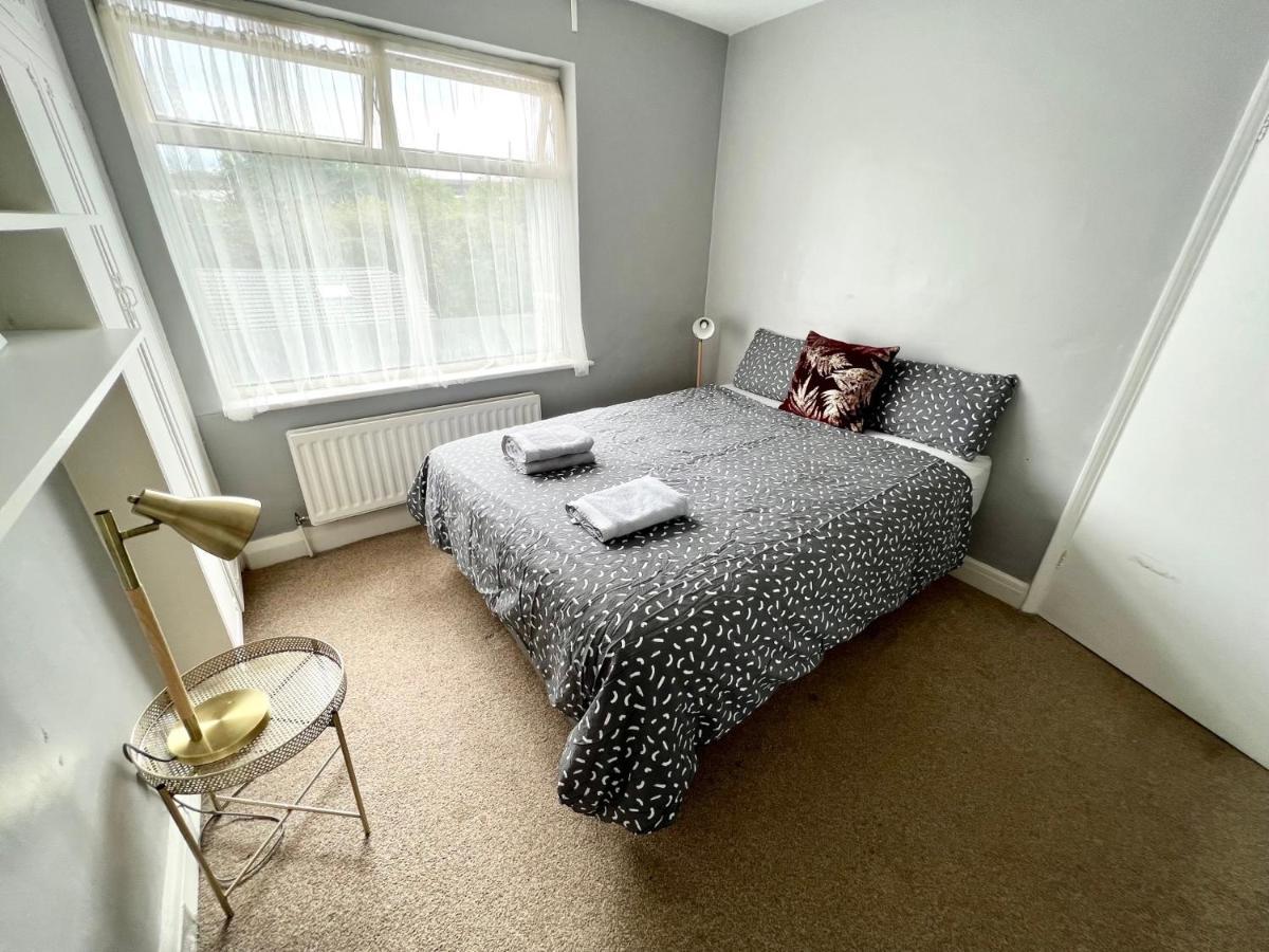 3 Cosy Homes Walking Distance To Mall With Parking Available To Book Separately 3 Bed House Or 1 Bed Apartment Or Studio London Kültér fotó