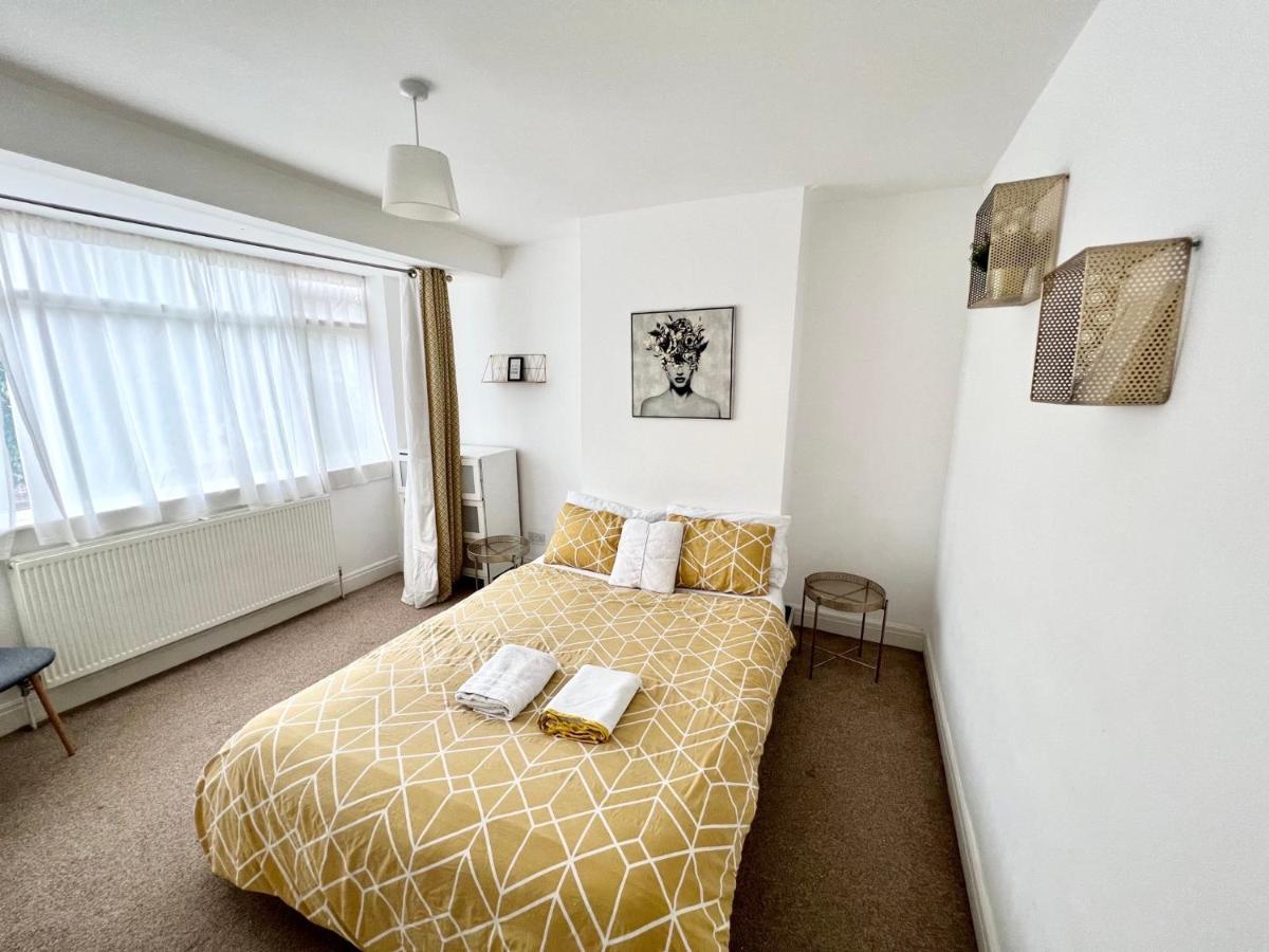 3 Cosy Homes Walking Distance To Mall With Parking Available To Book Separately 3 Bed House Or 1 Bed Apartment Or Studio London Kültér fotó