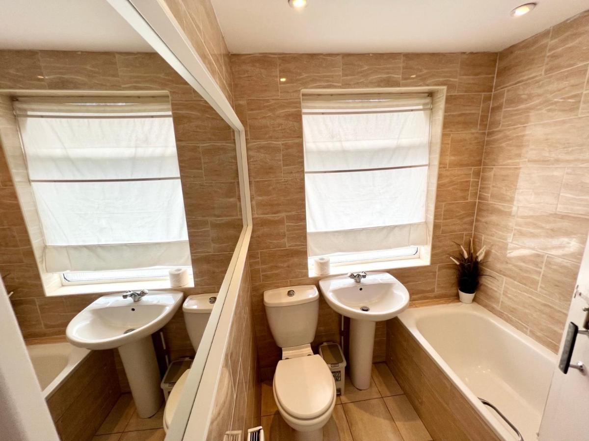 3 Cosy Homes Walking Distance To Mall With Parking Available To Book Separately 3 Bed House Or 1 Bed Apartment Or Studio London Kültér fotó