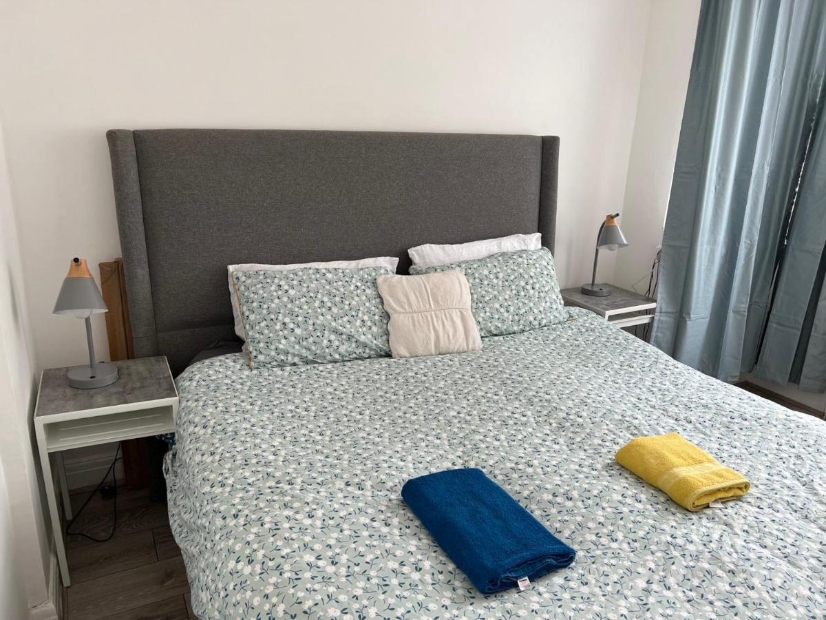 3 Cosy Homes Walking Distance To Mall With Parking Available To Book Separately 3 Bed House Or 1 Bed Apartment Or Studio London Kültér fotó