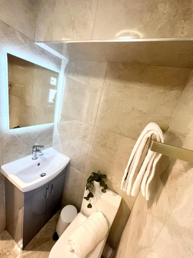3 Cosy Homes Walking Distance To Mall With Parking Available To Book Separately 3 Bed House Or 1 Bed Apartment Or Studio London Kültér fotó