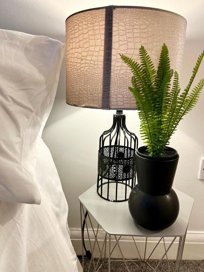 3 Cosy Homes Walking Distance To Mall With Parking Available To Book Separately 3 Bed House Or 1 Bed Apartment Or Studio London Kültér fotó