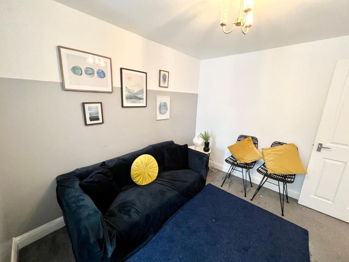 3 Cosy Homes Walking Distance To Mall With Parking Available To Book Separately 3 Bed House Or 1 Bed Apartment Or Studio London Kültér fotó