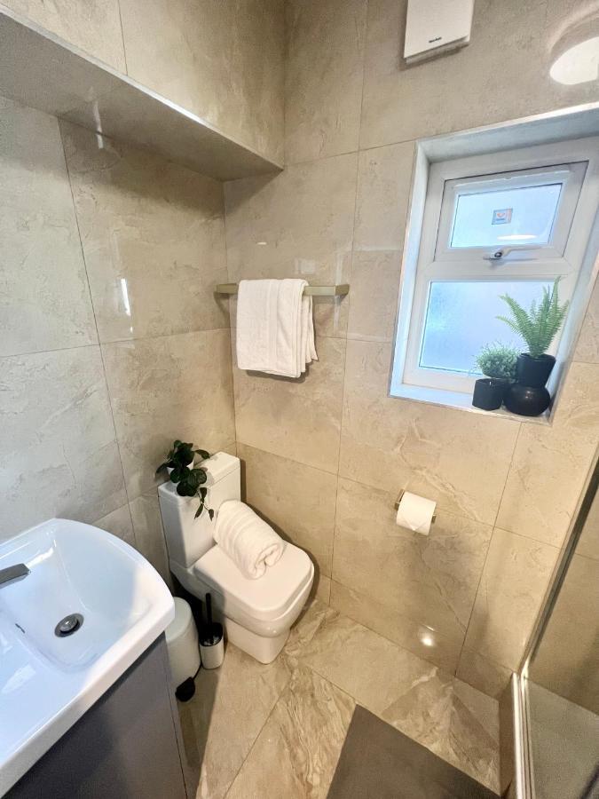 3 Cosy Homes Walking Distance To Mall With Parking Available To Book Separately 3 Bed House Or 1 Bed Apartment Or Studio London Kültér fotó