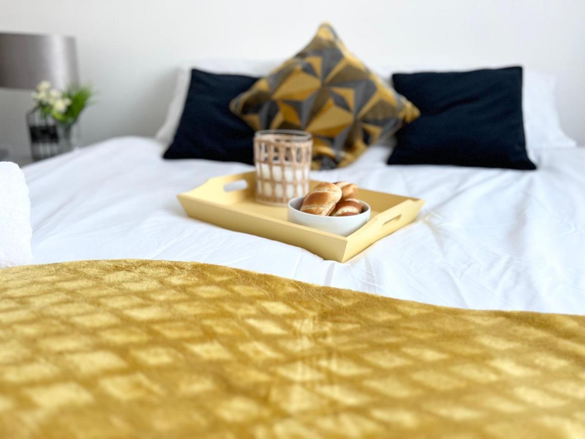3 Cosy Homes Walking Distance To Mall With Parking Available To Book Separately 3 Bed House Or 1 Bed Apartment Or Studio London Kültér fotó