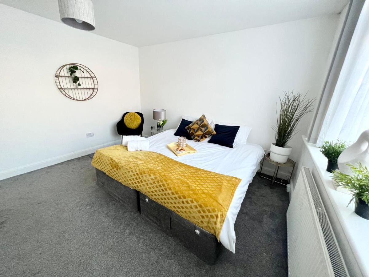 3 Cosy Homes Walking Distance To Mall With Parking Available To Book Separately 3 Bed House Or 1 Bed Apartment Or Studio London Kültér fotó