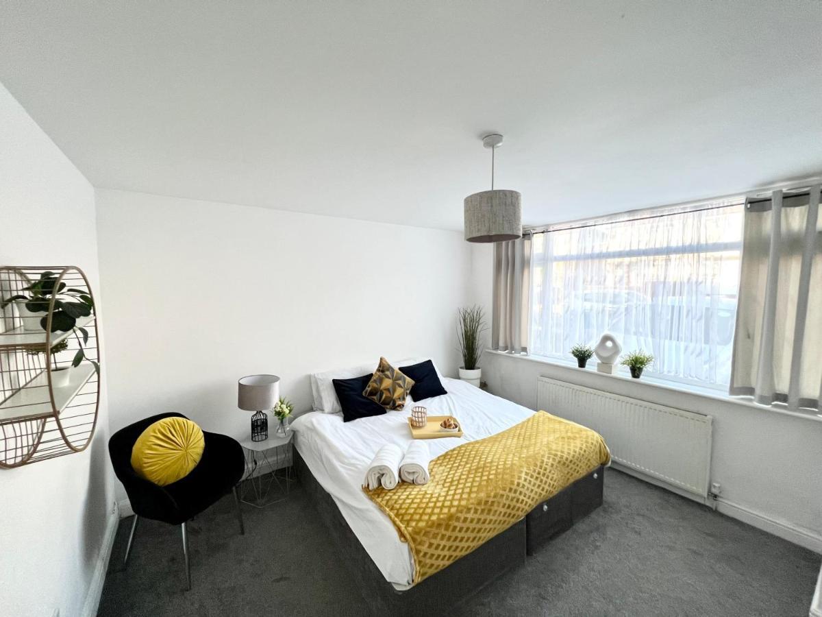 3 Cosy Homes Walking Distance To Mall With Parking Available To Book Separately 3 Bed House Or 1 Bed Apartment Or Studio London Kültér fotó