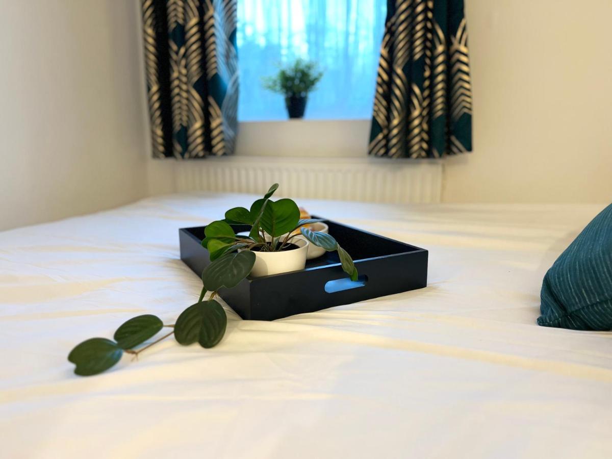 3 Cosy Homes Walking Distance To Mall With Parking Available To Book Separately 3 Bed House Or 1 Bed Apartment Or Studio London Kültér fotó