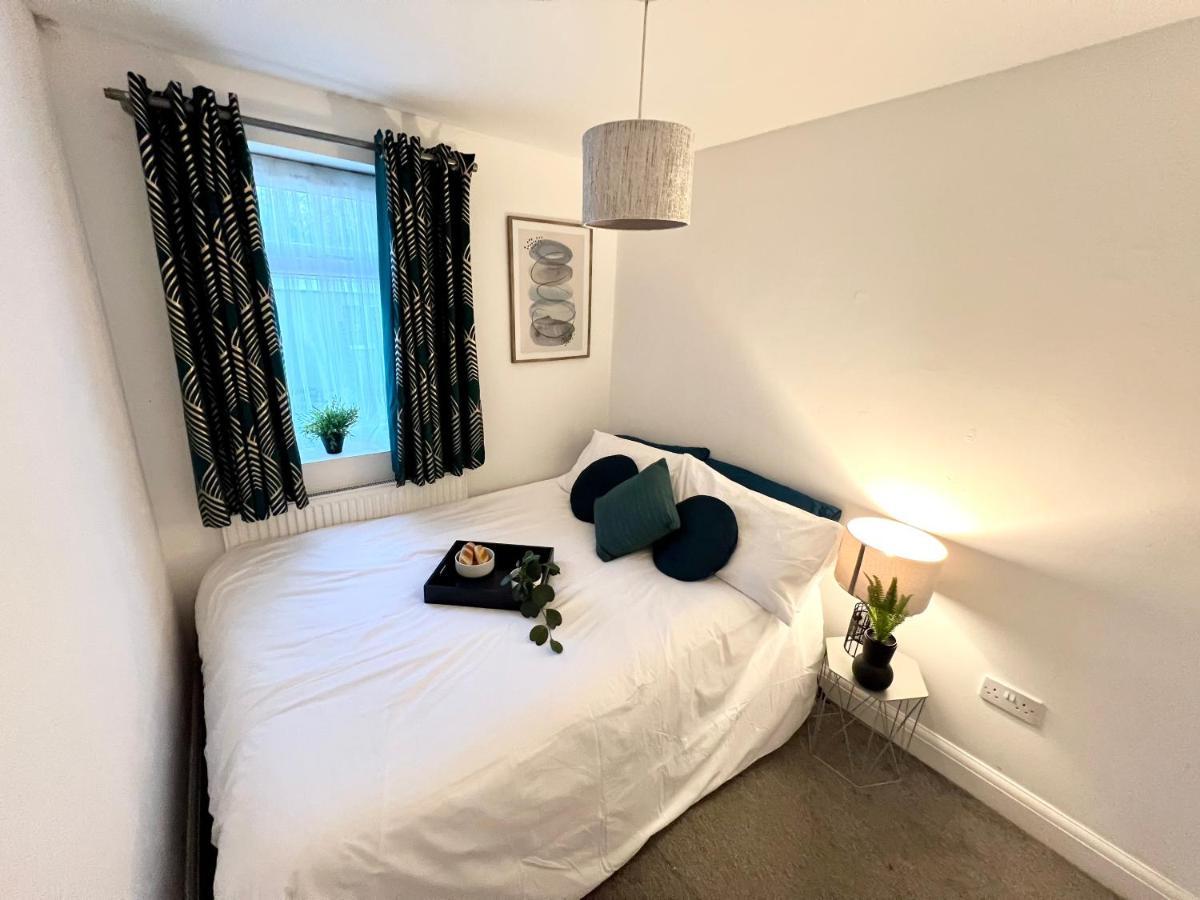 3 Cosy Homes Walking Distance To Mall With Parking Available To Book Separately 3 Bed House Or 1 Bed Apartment Or Studio London Kültér fotó