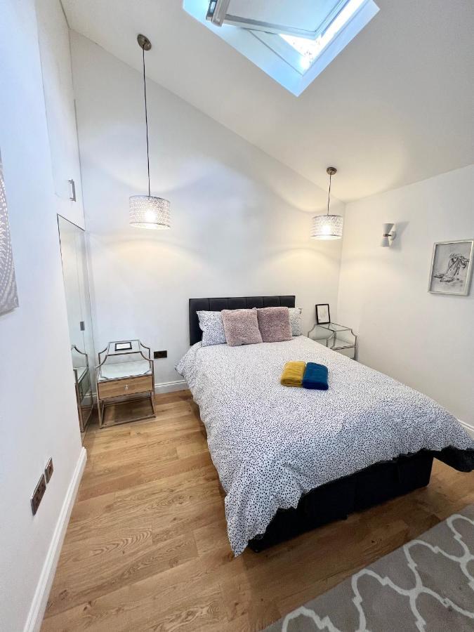 3 Cosy Homes Walking Distance To Mall With Parking Available To Book Separately 3 Bed House Or 1 Bed Apartment Or Studio London Kültér fotó