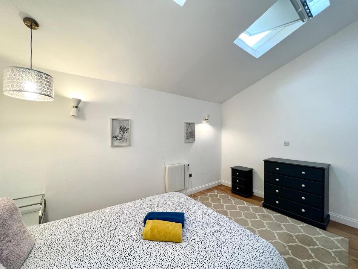 3 Cosy Homes Walking Distance To Mall With Parking Available To Book Separately 3 Bed House Or 1 Bed Apartment Or Studio London Kültér fotó