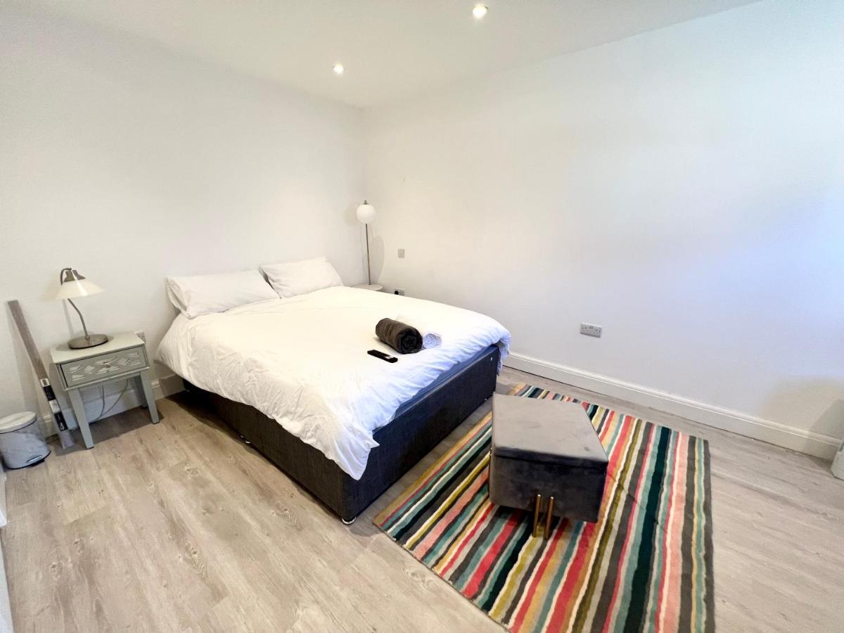 3 Cosy Homes Walking Distance To Mall With Parking Available To Book Separately 3 Bed House Or 1 Bed Apartment Or Studio London Kültér fotó