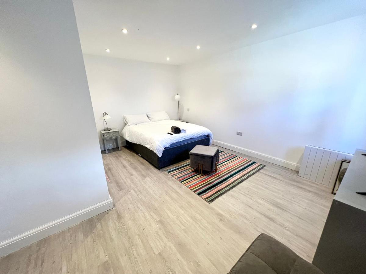 3 Cosy Homes Walking Distance To Mall With Parking Available To Book Separately 3 Bed House Or 1 Bed Apartment Or Studio London Kültér fotó