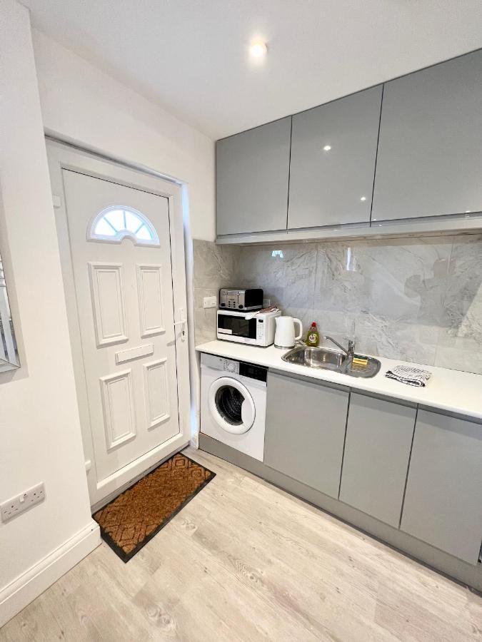 3 Cosy Homes Walking Distance To Mall With Parking Available To Book Separately 3 Bed House Or 1 Bed Apartment Or Studio London Kültér fotó