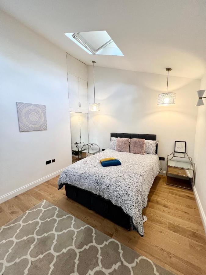3 Cosy Homes Walking Distance To Mall With Parking Available To Book Separately 3 Bed House Or 1 Bed Apartment Or Studio London Kültér fotó