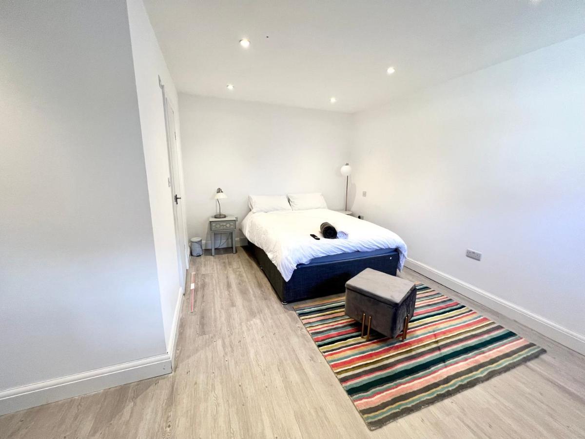 3 Cosy Homes Walking Distance To Mall With Parking Available To Book Separately 3 Bed House Or 1 Bed Apartment Or Studio London Kültér fotó
