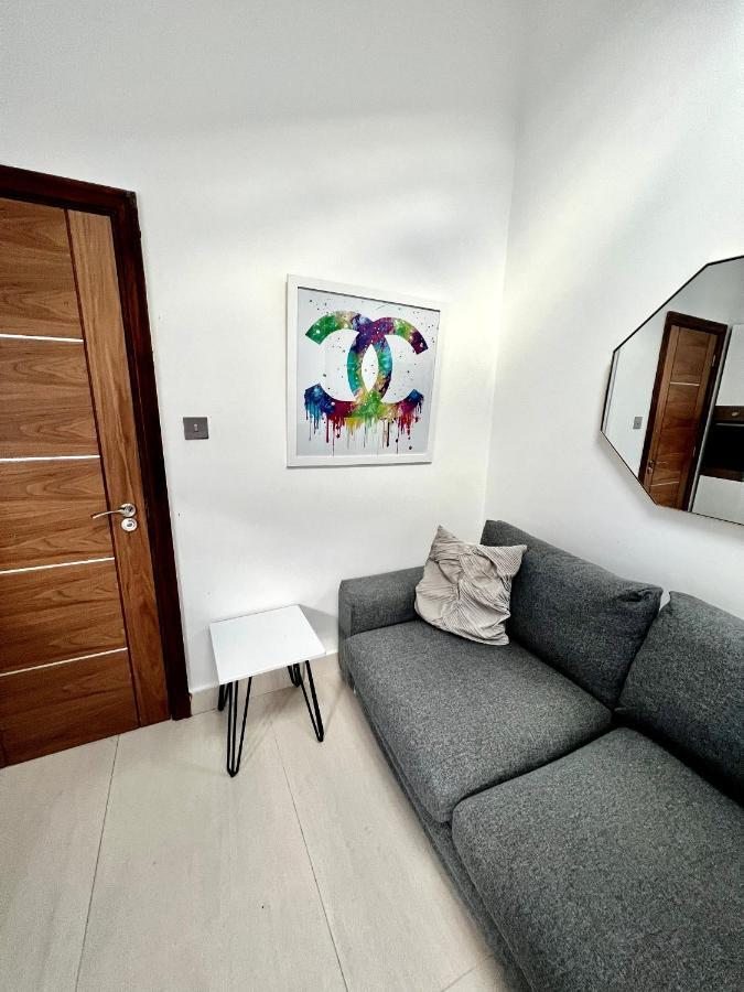 3 Cosy Homes Walking Distance To Mall With Parking Available To Book Separately 3 Bed House Or 1 Bed Apartment Or Studio London Kültér fotó