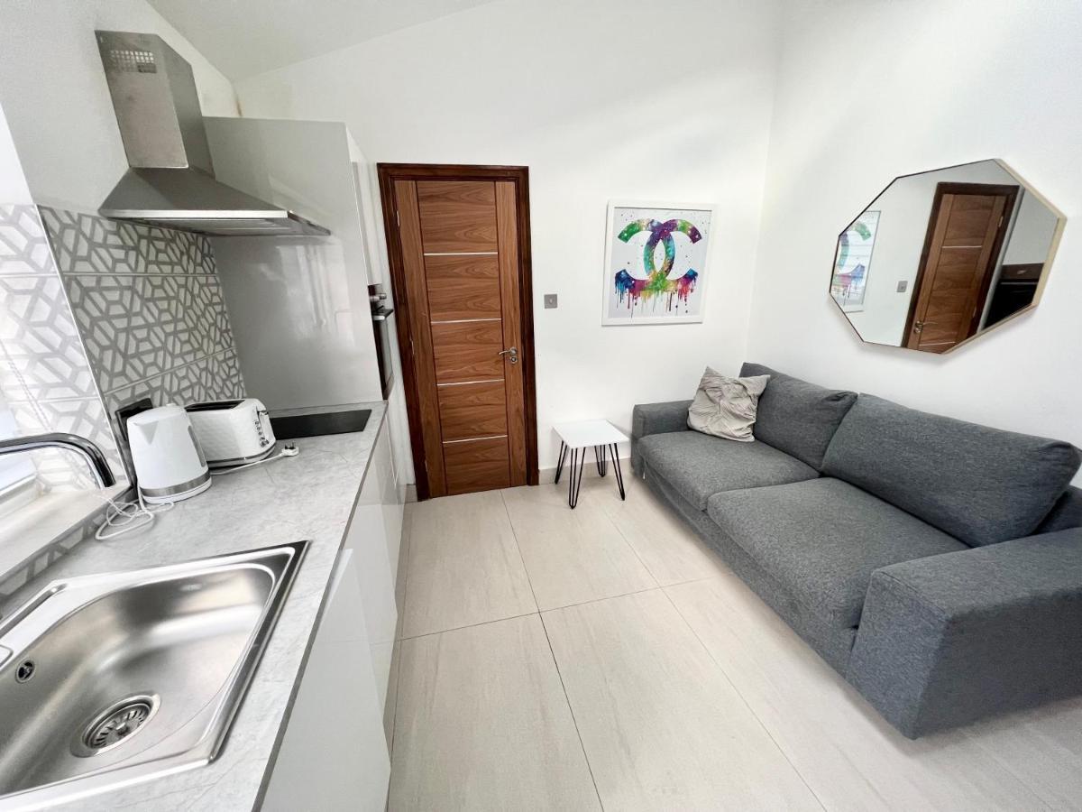 3 Cosy Homes Walking Distance To Mall With Parking Available To Book Separately 3 Bed House Or 1 Bed Apartment Or Studio London Kültér fotó