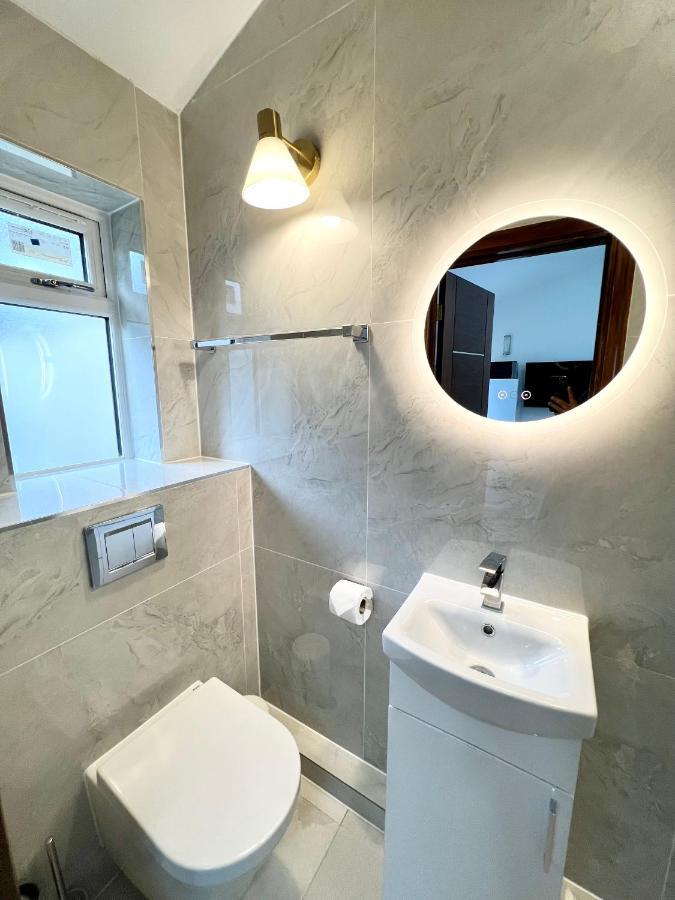 3 Cosy Homes Walking Distance To Mall With Parking Available To Book Separately 3 Bed House Or 1 Bed Apartment Or Studio London Kültér fotó