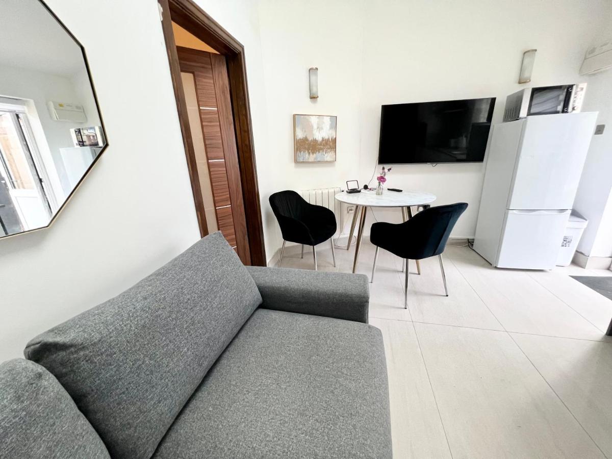 3 Cosy Homes Walking Distance To Mall With Parking Available To Book Separately 3 Bed House Or 1 Bed Apartment Or Studio London Kültér fotó