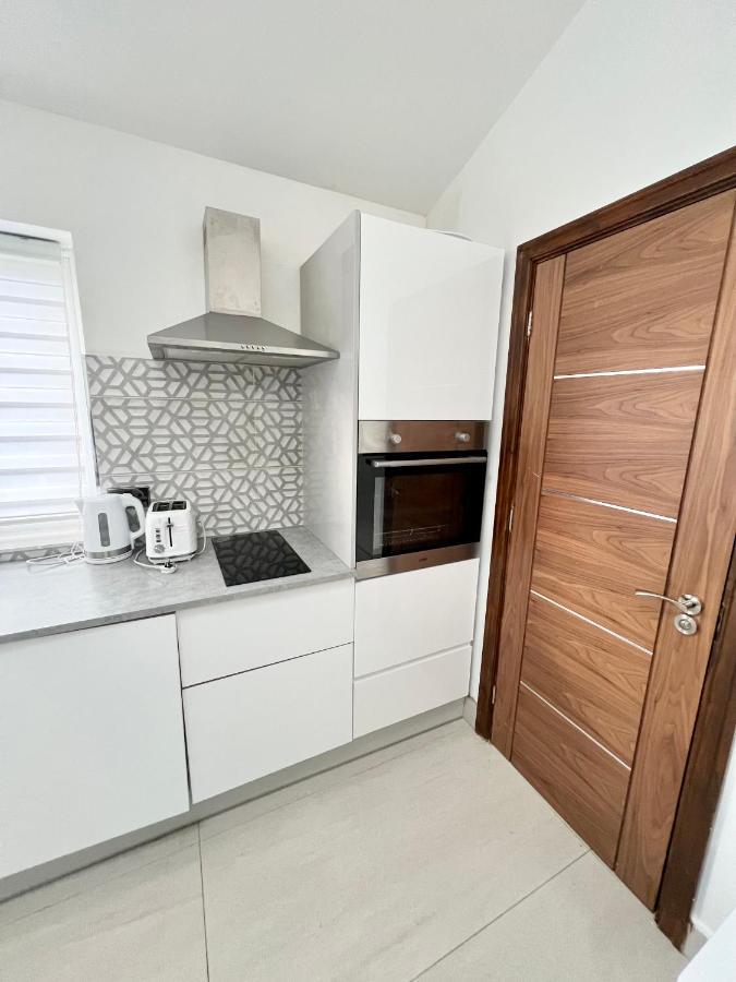 3 Cosy Homes Walking Distance To Mall With Parking Available To Book Separately 3 Bed House Or 1 Bed Apartment Or Studio London Kültér fotó